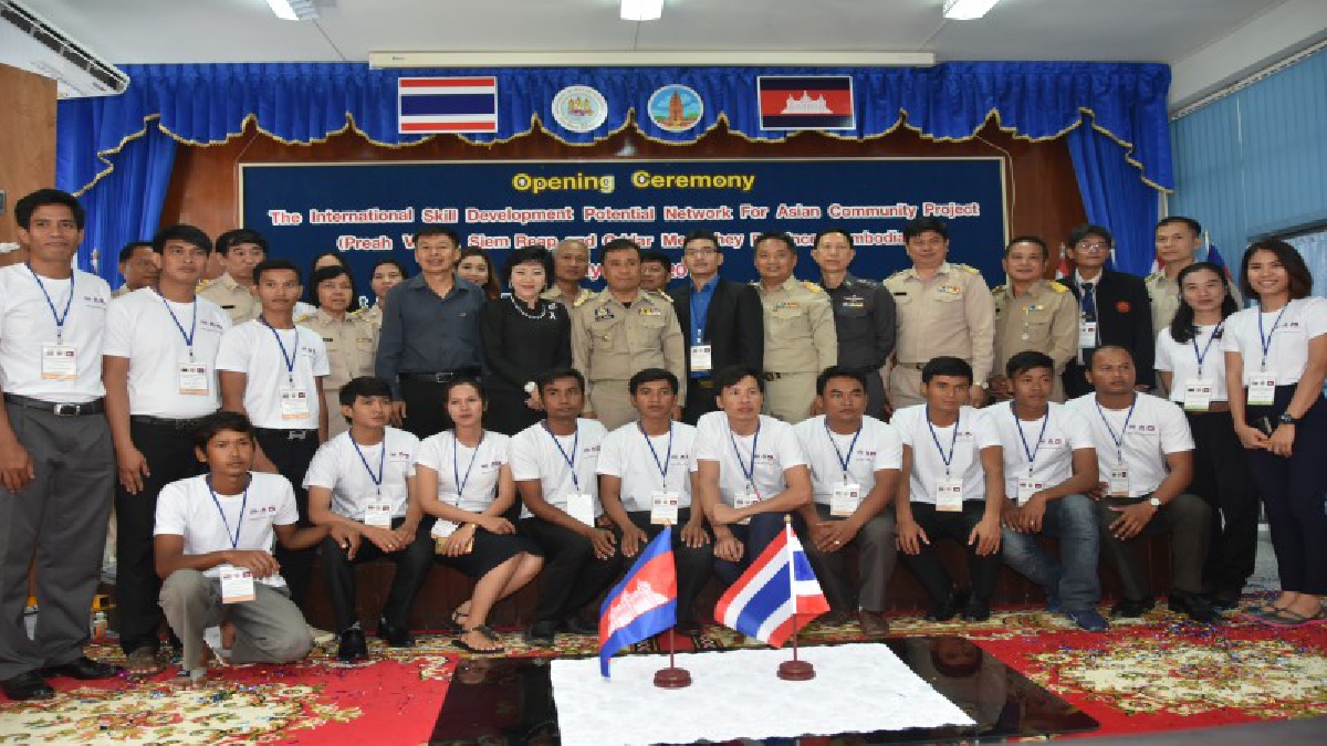 ศรีสะเกษ!! ร่วมพัฒนาศักยภาพกลุ่มเครือข่าย "แรงงานนานาชาติ" สานสัมพันธ์อันดีงาม แลกเปลี่ยนความรู้ รองรับประชาคมอาเซียน (มีคลิป)