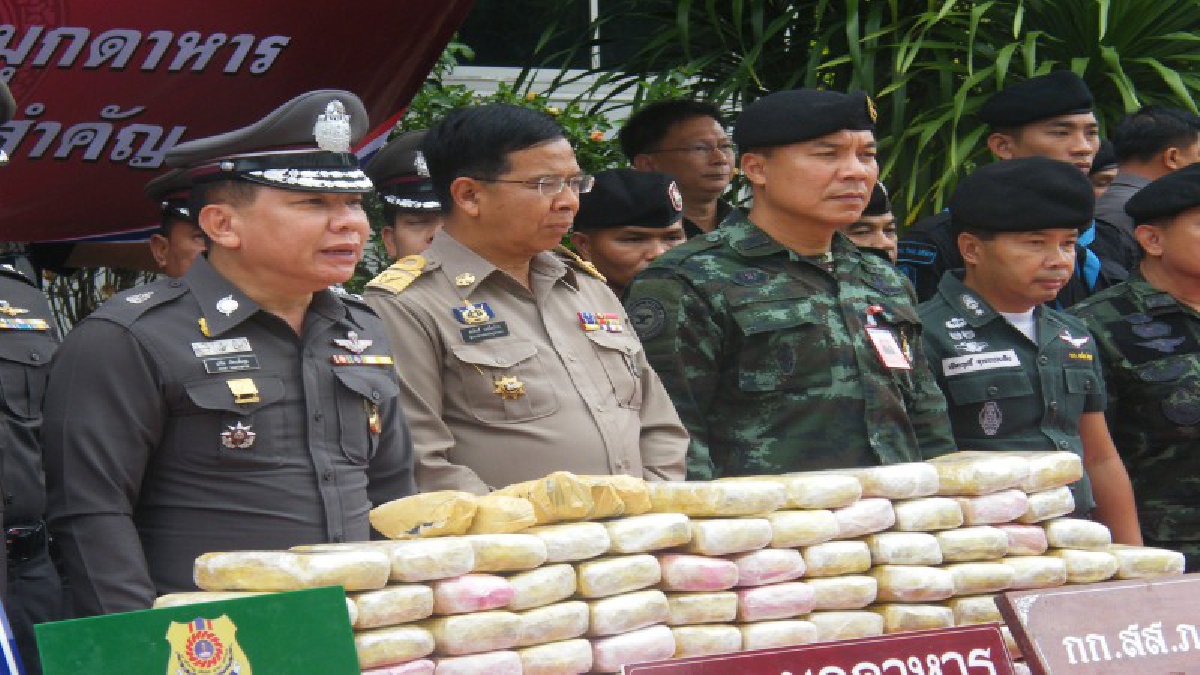 ตร.สกัดจับ!!หนุ่มรับจ้างขนยา ขบวนการลักลอบลำเลียงยาเสพติดรายใหญ่ ขณะนำไปส่ง พบของกลาง ยาบ้ากว่า 490,000 เม็ด (มีคลิป)