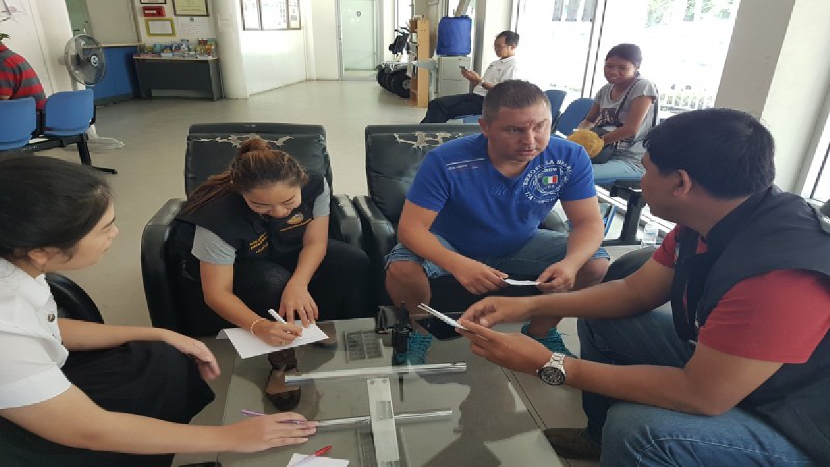 เดือดจัด!!หนุ่มใหญ่ชาวฮอลแลนด์ โร่แจ้งความ งานนี้ตร.ไม่ช่วยไม่ยอม หลังถูกหลานเจ้าของบาร์เอาที่เขี่ยบุหรี่ฟาดหน้า เต็มแรง (มีคลิป)