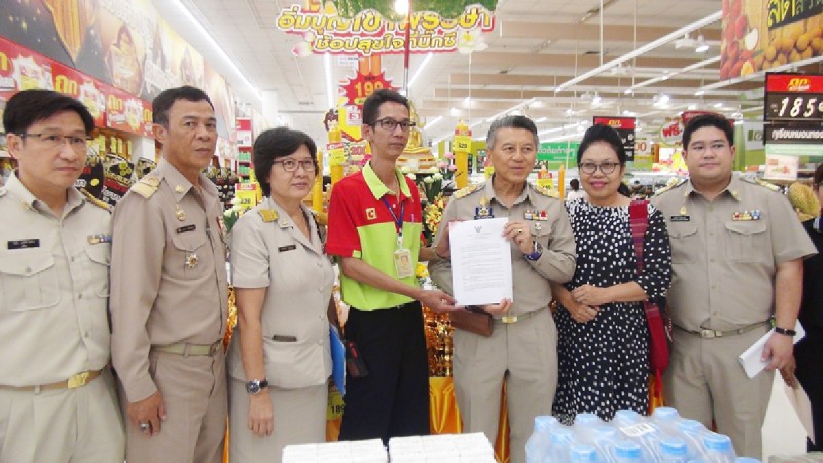 จ.ระยอง คุมเข้ม!! สุ่มตรวจเครื่องสังฆทานหรือชุดไทยธรรม ป้องกันการจำหน่ายไม่ได้คุณภาพในช่วงเทศกาลงานบุญเข้าพรรษานี้ (มีคลิป)