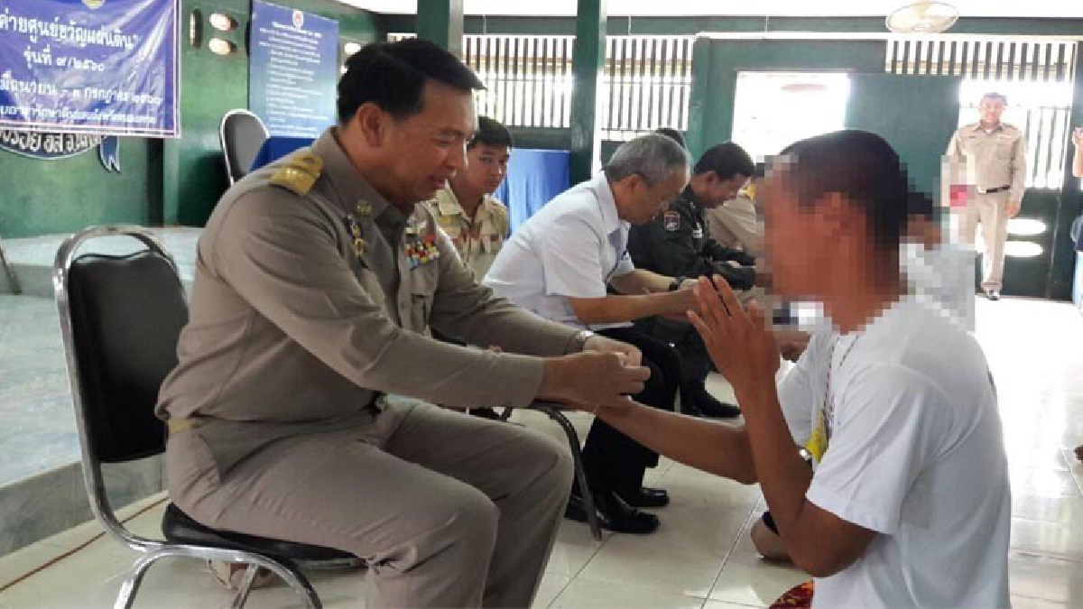 รองผู้ว่าฯหนองคาย ปิดโครงการบำบัดฟื้นฟูสมรรถภาพผู้เสพยาเสพติด ค่ายศูนย์ขวัญแผ่นดินรุ่นที่ 9 พร้อมผูกแขนรับขวัญก่อนกลับบ้าน (มีคลิป)