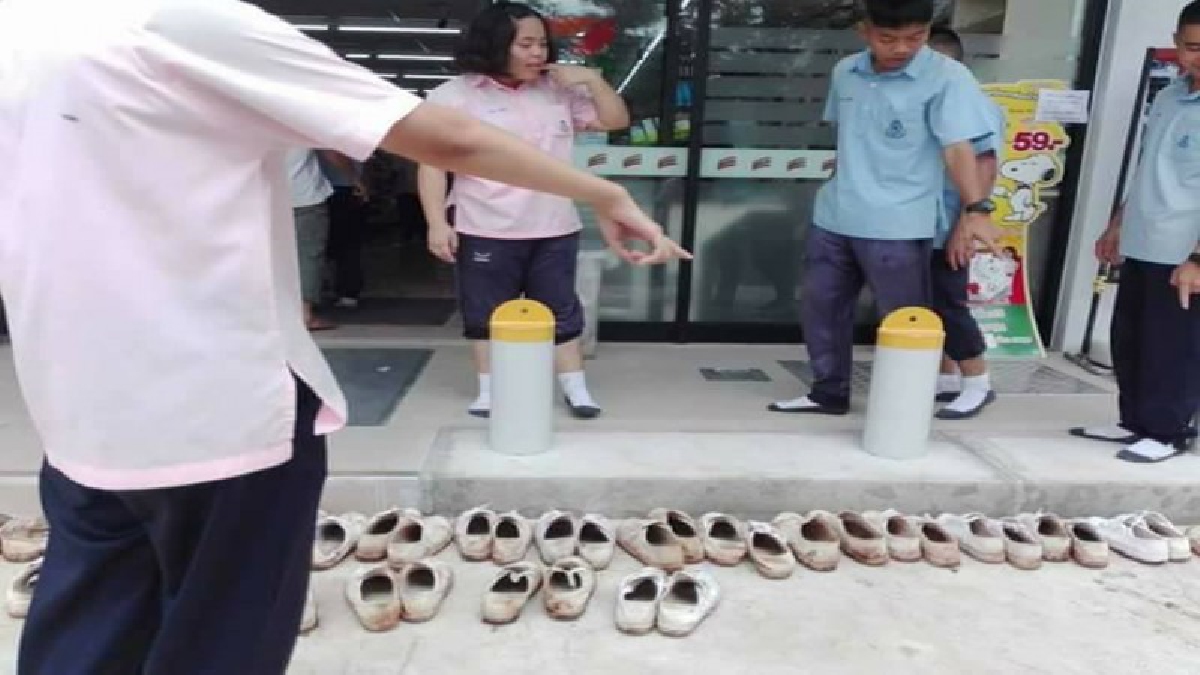 โซเชียลชื่นชม!! นักเรียนโรงเรียนสมเด็จพระปิยมหาราชรมณียเขต เผยที่ถอดรองเท้าก่อนเข้าเซเว่นเพราะเกรงว่าจะทำพื้นเลอะโคลน