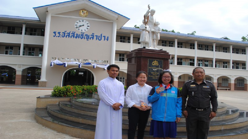 ลำปาง!! สุดปลื้ม จัดพิธีแสดงความยินดีนักกีฬายิงปืนหญิงทีมชาติไทยหลังคว้ารางวัลเหรียญเงิน 25 m pistol woman junior ประเภททีมจากประเทศเยอรมัน