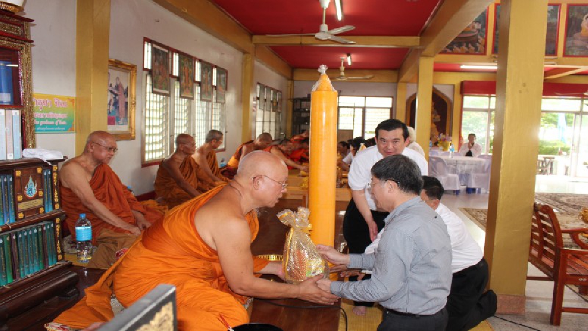 ปทุมธานี!! แพทย์ พยาบาล และประชาชน ร่วมทอดผ้าป่าสามัคคี ถวายเทียนพรรษา ช่วงเทศกาลอาสาฬหบูชา