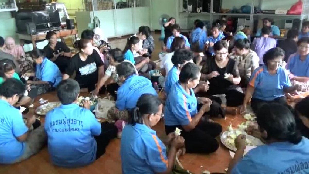 ร่วมมือ..ร่วมใจ!! ชาวไทยพุทธ-มุสลิมและชมรมผู้สูงอายุสะบ้าย้อย จำนวน50 คน ร่วมกันทำดอกไม้จันทน์ (มีคลิป)
