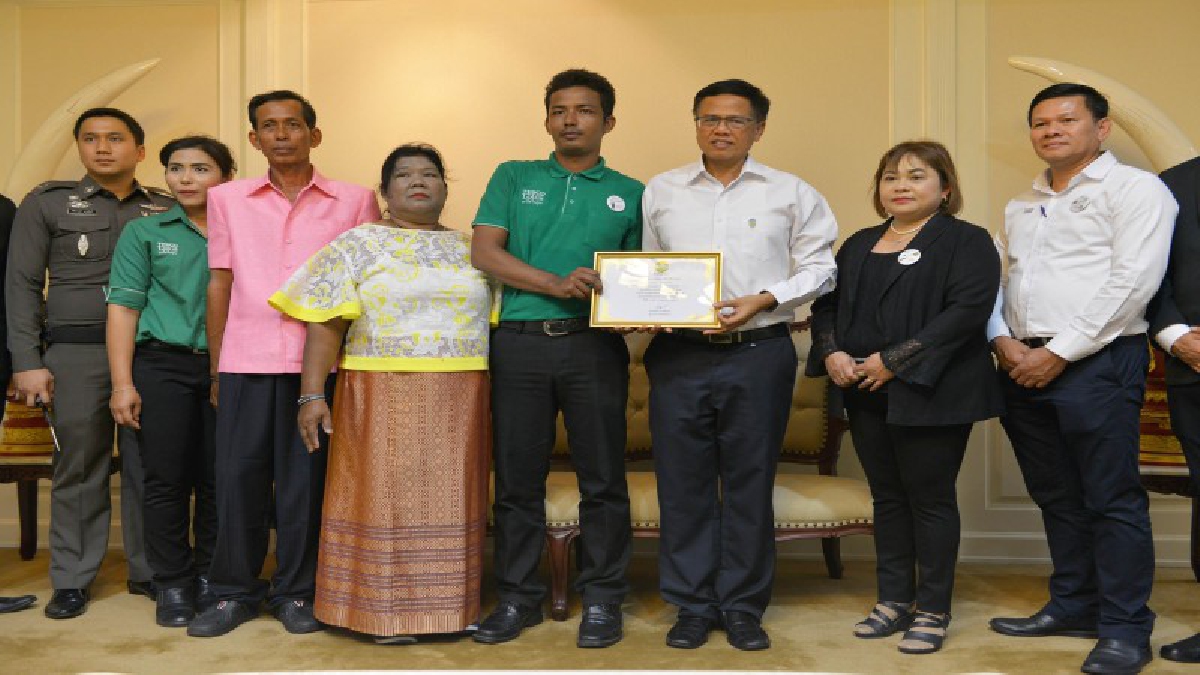 ผู้ว่าฯสงขลามอบใบประกาศเกียรติคุณให้หนุ่มโลตัสที่เก็บทองและเงิน2ล้านคืนลูกค้าเพื่อยกย่องและเชิดชูเกียรติให้เป็นแบบอย่างที่ดีแก่สังคม(มีคลิป)