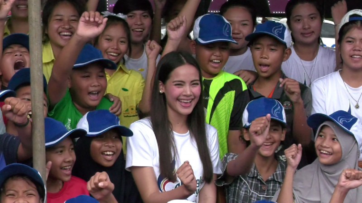 ปลูกจิตสำนึก ฟื้นคืนธรรมชาติ!! "ญาญ่า"พร้อมชาวตราด ร่วมกิจกรรม “รักษ์โลก ร่วมปลูกป่าชายเลนกับบางกอกแอร์เวย์” (มีคลิป)