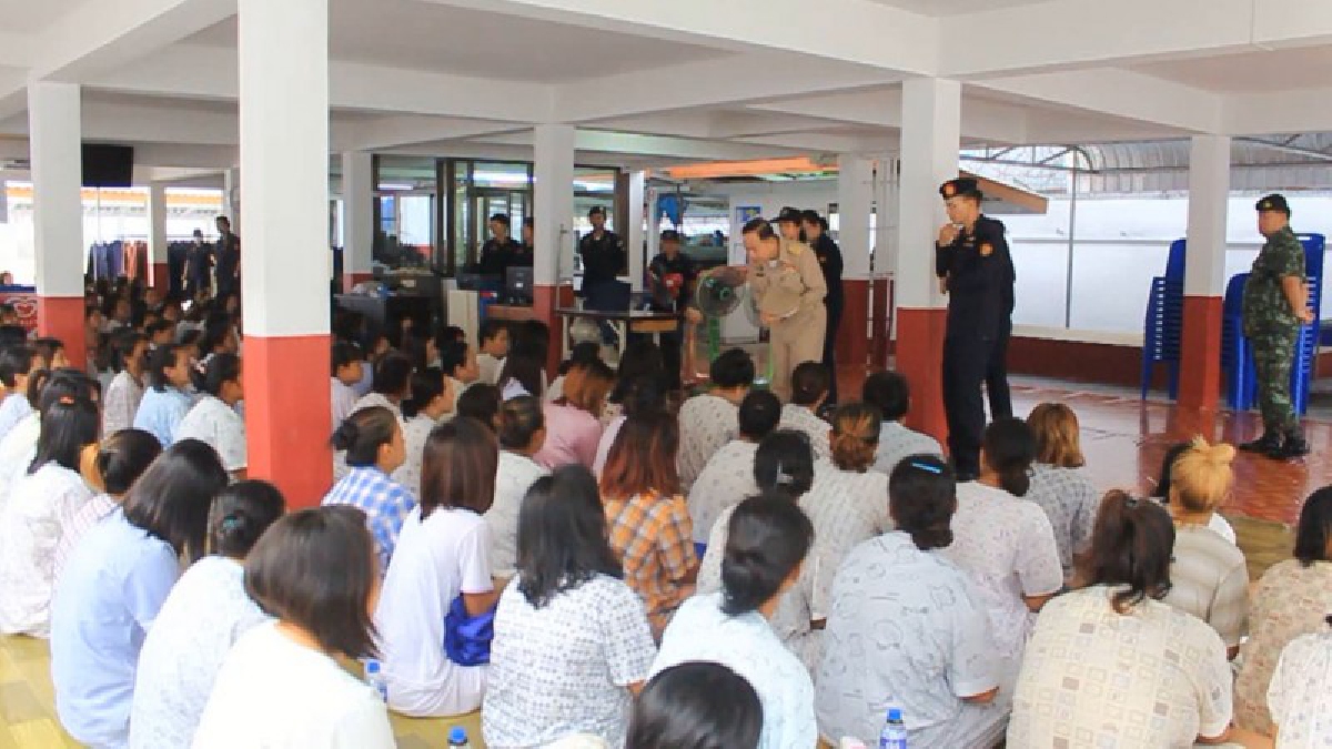 ชุมพร!!!จู่โจมตรวจค้น-ทหาร ตำรวจ ฝ่ายปกครอง สนธิกำลังบุกจู่โจมตรวจค้นเรือนจำป้องกันปราบปรามยาเสพติด สิ่งผิดกฎหมาย (มีคลิป)
