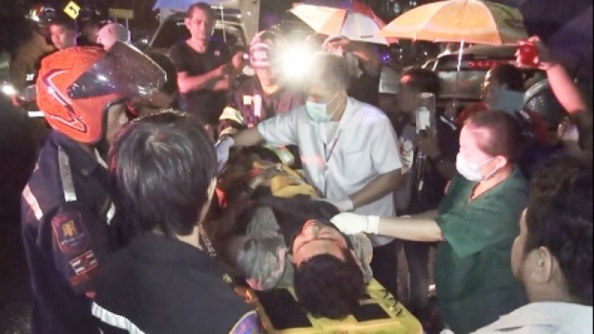 หลุดโค้ง!! หนุ่มวัย26 ขับกระบะฝ่าสายฝน เสียหลักพุ่งอัดกับเสาไฟ จนท.ใช้เครื่องตัดถ่าง ช่วยชีวิตคนขับติดอยู่ภายในรถ (มีคลิป)