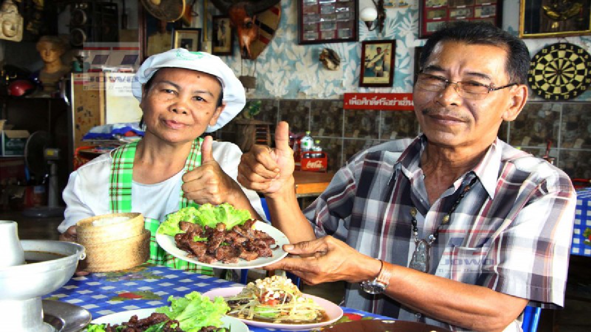 ร้านครูชัยต้นหว้า!? ตำนานอาหารอีสานรสเด็ดเมืองตรัง เนื้อย่างสูตรดั้งเดิม คัดสรรเนื้อวัวสดใหม่ทุกวัน ตกแต่งร้านน่านั่ง บอกเลยห้ามพลาด (คลิป)