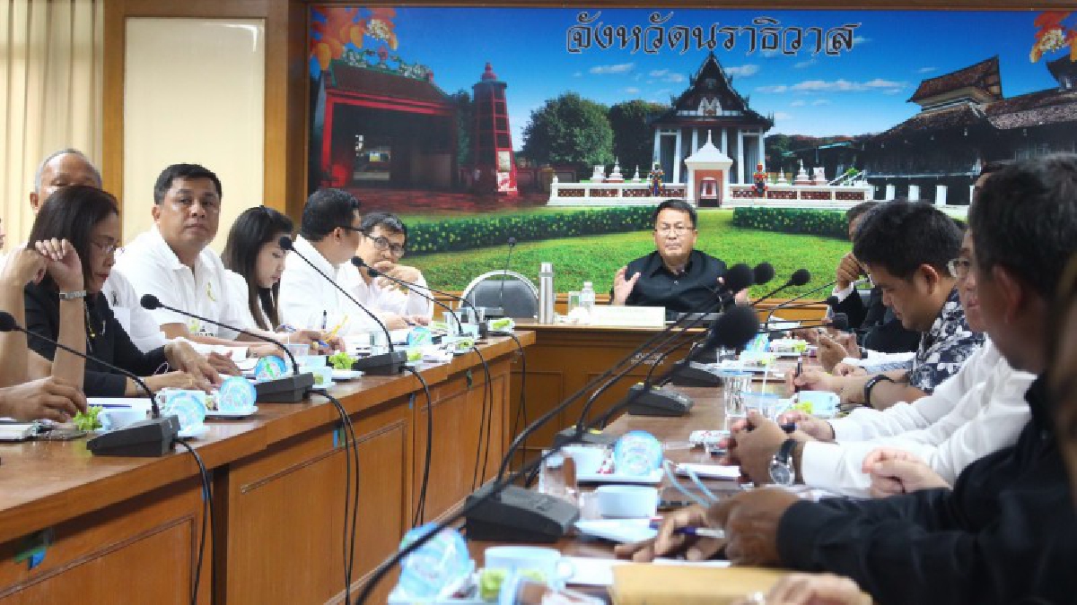 เดินหน้าลุย!! ผู้ว่านราธิวาสประชุมเตรียมความพร้อม ถนนสายแห่งความจงรักภักดี ด้วยการปลูกดอกดาวเรือง และดอกไม้สีเหลืองตลอดเส้นทาง