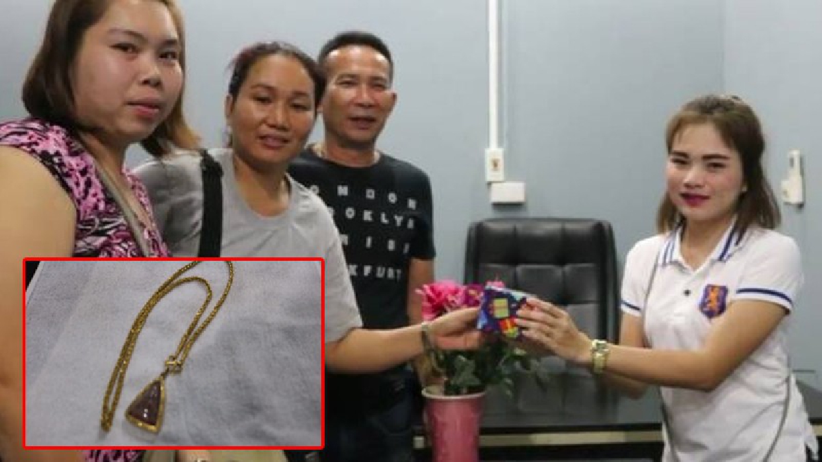 นางฟ้าตัวจริง!! ภาพสุดประทับใจ สาวโรงงานเก็บสร้อยคอทองคำหนัก 2 บาท พร้อมพระเลี่ยมทอง กล้าทำในสิ่งที่คนอื่นไม่กล้า คนทั้งเมืองแห่ชื่นชม