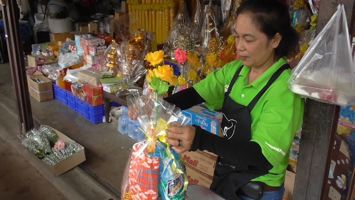 ร้านจำหน่ายสังฆทาน ปรับกลยุทธ์รับมือเทศกาลเข้าพรรษา หลังเศรษฐกิจทรุดหนักส่งผลยอดจำหน่ายลดฮวบ (มีคลิป)