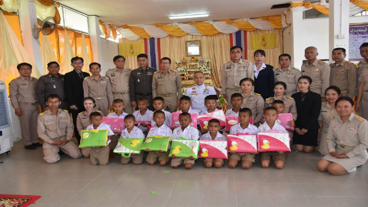 สุดซาบซึ้ง!! ผู้แทนพระองค์อัญเชิญเครื่องเขียนพระราชทานมอบแก่นักเรียนศรีสะเกษในถิ่นทุรกันดาร (มีคลิป)
