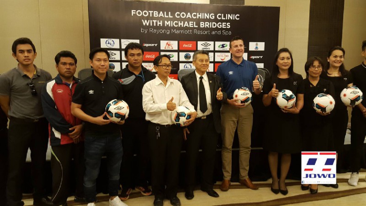 ททท.จัดกิจกรรม Football Coahing Chinic With Michael Bridges ดึงอดีตนักฟุตบอลอาชีพชาวอังกฤษ สอนทักษะการเล่นฟุตบอลให้เยาวชนใน จ.ระยอง (คลิป)