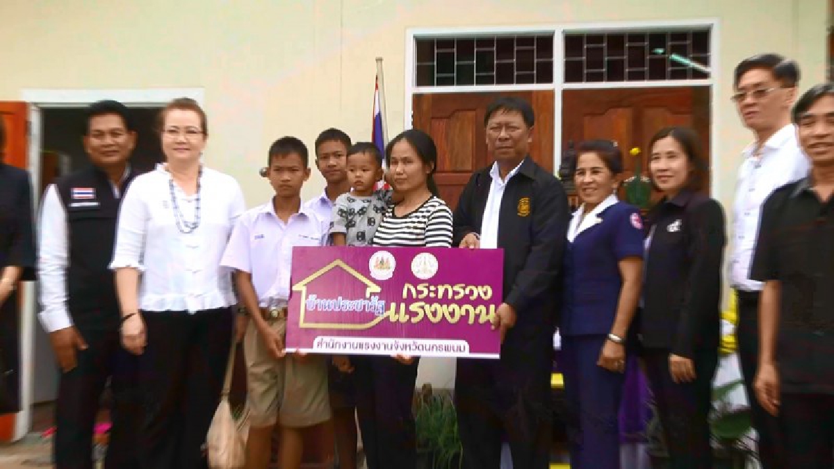 แรงงานนครพนม นำโครงการฝึกอาชีพ สร้างบ้านช่วยเหลือผู้ยากไร้อำเภอโพนสวรรค์ (มีคลิป)