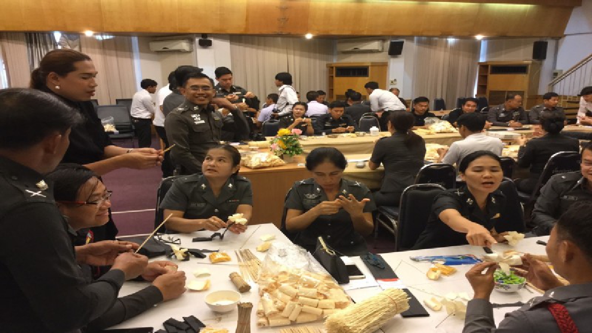ตำรวจเจดีย์ใหญ่ร้อยดวงใจถวายแด่พ่อหลวง ร่วมประดิษฐ์ดอกไม้จันทน์ ตามโครงการตำรวจภูรจังหวัดนครปฐม