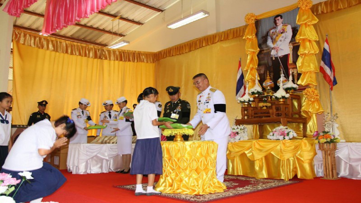 ผู้แทนพระองค์ในสมเด็จพระเจ้าอยู่หัวมหาวชิราลงกรณ บดินทรเทพยวรางกูร มอบเครื่องเขียนและออกร้านอาหารพระราชทานแก่นักเรียน