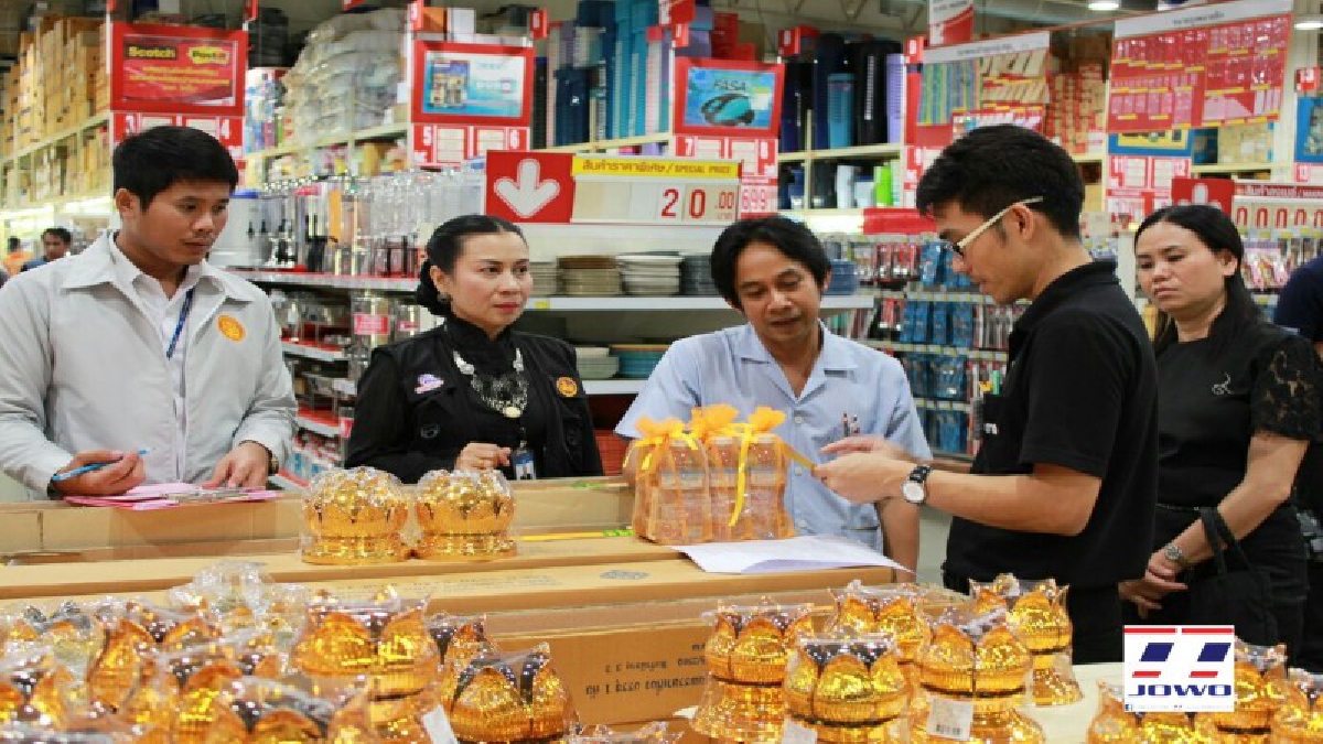 โดนหนัก!! สคบ.สุรินทร์ตรวจเข้ม พบผู้ประกอบการบางราย ฉวยโอกาสนำสินค้าหมดอายุ บรรจุปนในชุดสังฆทาน ขายผู้บริโภค (ชมคลิป)