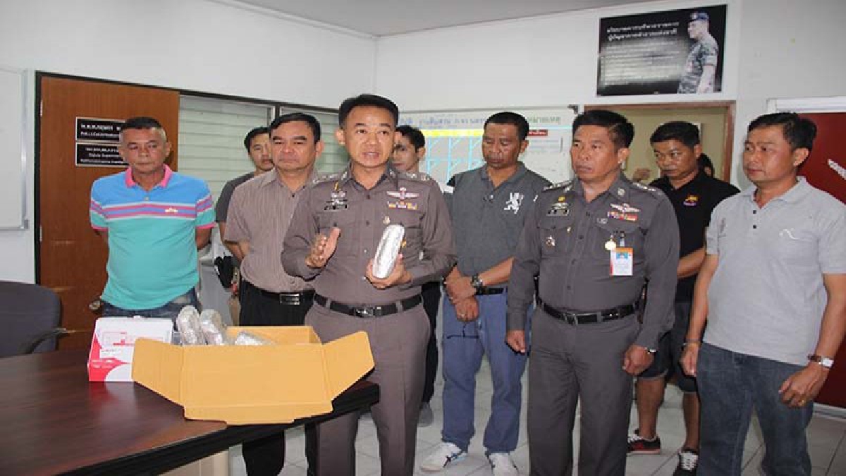 จับจริง!? ตร.โคราชตามจับ 3 ผู้ต้องหา สั่งซื้อกัญชาทางเฟสบุ๊ค ส่งทางไปรษณีย์ เตรียมขยายผลติดตามจับกุม ผู้ค้าขายออนไลน์มาดำเนินคดี (มีคลิป)