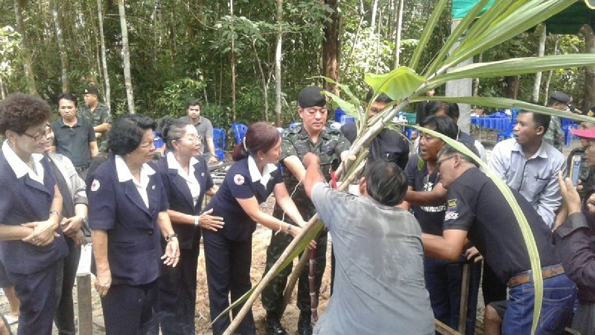 กาชาดจังหวัดสุราษฎร์ธานี ร่วม ทหารราบที่ 25 สร้างบ้านหลังใหม่ให้คนจน ที่ป่วยกล้ามเนื้ออ่อนแรง ทดแทนบ้านหลังเก่าเสื่อมโทรม(มีคลิป)