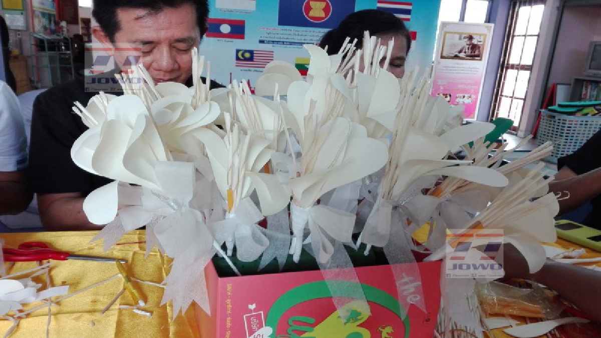 สามัคคี...ทำด้วยใจ!! กศน.ตรังจับมือปชส. และชมรมสื่อมวลชน จัดกิจกรรมประดิษฐ์ดอกไม้จันทน์ถวายในพระราชพิธีถวายพระเพลิงพระบรมศพ (มีคลิป)