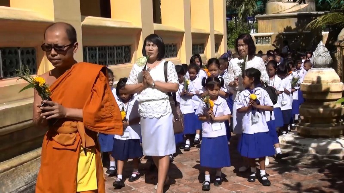 ธรรมะขัดเกลาจิตใจ!! รร.แจ้งวิทยาสงขลานำนร.กว่า 250 คน เข้าวัดฟังธรรม เวียนเทียนเรียนรู้ธรรมะ เนื่องในวันอาสาฬหบูชาและเข้าพรรษา (คลิป)