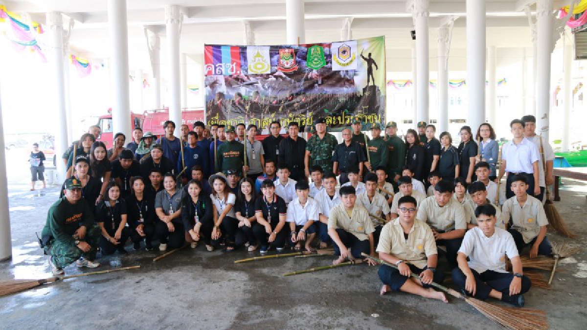 นครปฐม!! ทหารช่างพัน.9 ร่วมกับหน่วยงานสถานศึกษาบรูณาการ กวาดล้างลานวัด ต้อนรับเทศกาลวันเข้าพรรษา