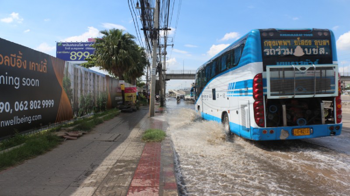 เดือนร้อนยาวนาน!! ปทุมธานี ปชช.น้ำท่วมขังถนนยาวนาน 2 เดือน ได้รับความเดือนร้อนเป็นอย่างมาก หวั่นเกิดอุบัติเหตุ ไร้หน่วยงานเข้ามาแก้ไข (คลิป)