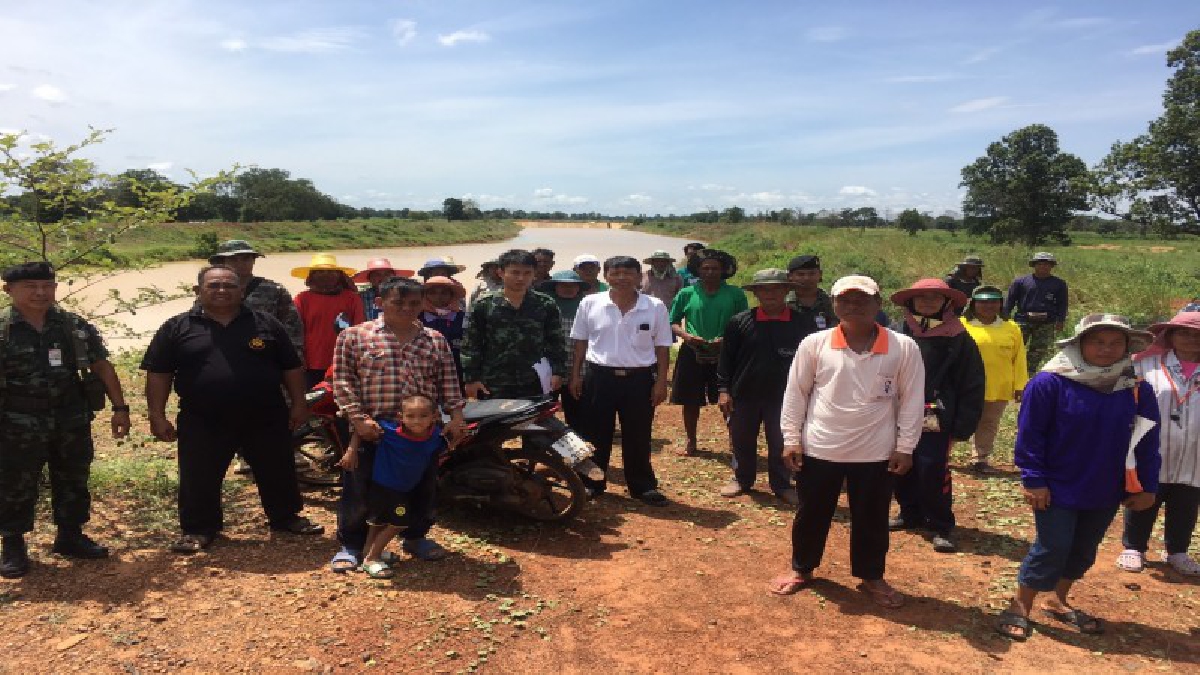 ทหาร-นอภ.ลงพื้นที่แก้ปัญหา ชาวบ้านร้องฝ่ายกรมชลฯ กระทบไร่มันสำปะหลัง ขอชดเชยไร่ละ 10,000 หรือชะลอโครงการออกไป (มีคลิป)