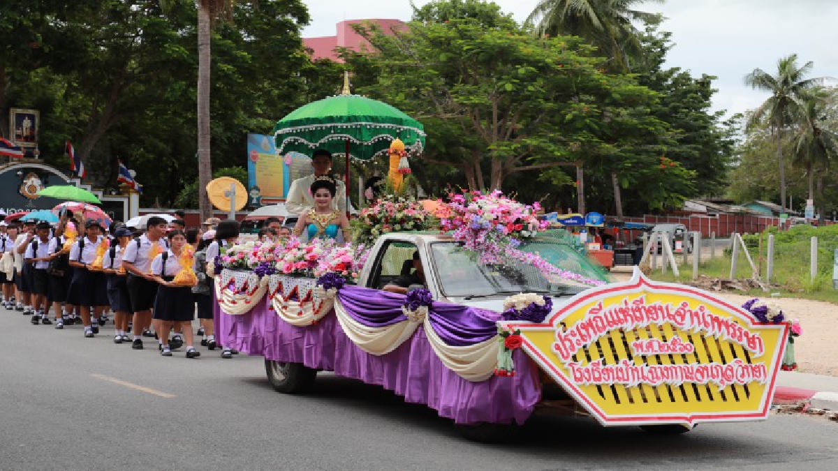 เยาวชนบ้านฉางอิ่มบุญกันถ้วนหน้า แห่เทียนจำพรรษา แห่นางเทียนแฝดคู่รอบเมือง สืบทอดประเพณี ทํานุบํารุงพระพุทธศาสนา