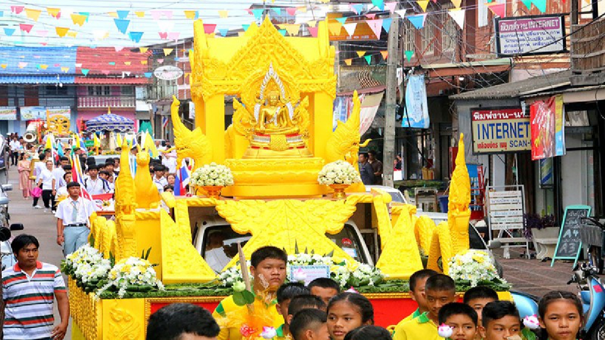 เมืองสัตหีบ ร่วมกว่า 40 องกร จัดขบวนแห่เทียนพรรษารอบเมืองยิ่งใหญ่ตระการตา สืบทอดประเพณีเข้าพรรษา(ชมคลิป)