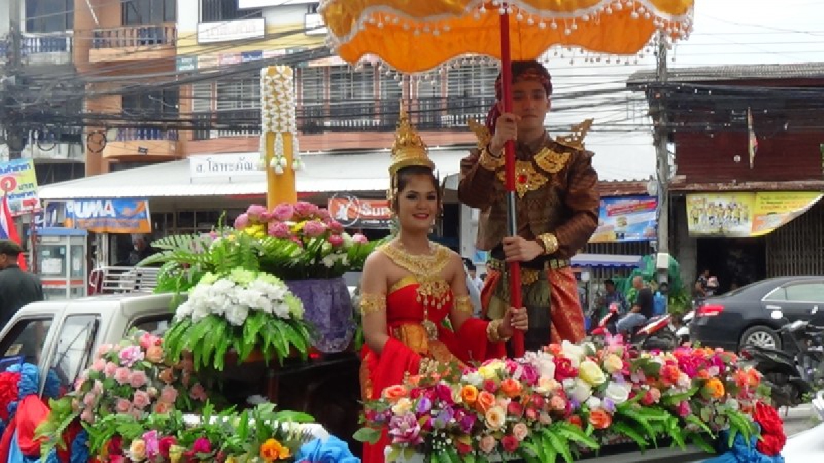 คึกคักมาก!! สถาบันการศึกษาร่วมจัดขบวนแห่เทียนพรรษารอบเขตเทศบาลเมืองนครนายก ก่อนนำถวายวัดต่างๆในเขตเทศบาล (มีคลิป)
