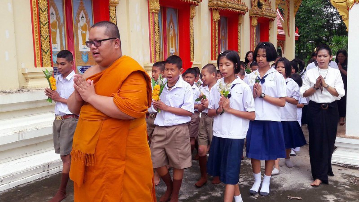 สระแก้ว!! จัดพิธีถวายเทียนจำนำพรรษาพระราชทาน หัวหน้าส่วนราชการ ประชาชนในพื้นที่และใกล้เคียงเข่าร่วมพิธี เพื่อถวายเป็นพระราชกุศลแด่พ่อหลวงร.๙