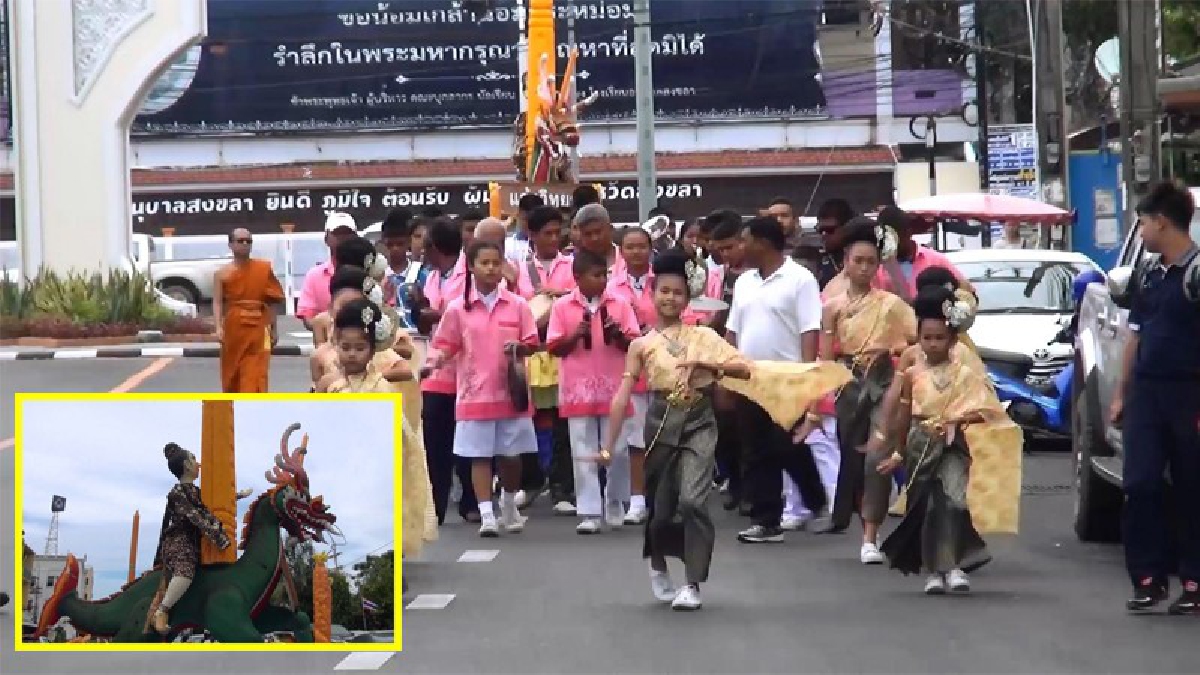 สุดคึกคัก!นักเรียน ร.ร.แจ้งวิทยาสงขลา จัดขบวนแห่เทียนพรรษารถบุปผชาติประดับเทียนพรรษาตกแต่งเป็นสุดสาครขี่ม้านิลมังกร(ชมคลิป)