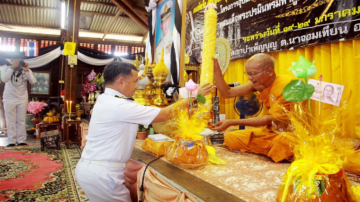 ศูนย์ฝึกทหารใหม่ ร่วมพิธี ถวายเทียนพรรษาและผ้าอาบน้ำฝน 3 วัด ประจำปี 2560 เพื่อเป็นการแสดงออกถึงความสามัคคีและรักษาประเพณีวัฒนธรรม (มีคลิป)