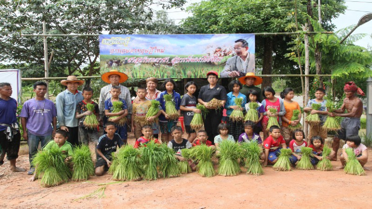 สืบสานประเพณีวิถีชาวบ้าน!! ครูนำนักเรียน ลงแขกดำนาแปลงเกษตรทฤษฎีใหม่ เพื่อเป็นอาหารกลางวัน (มีคลิป)