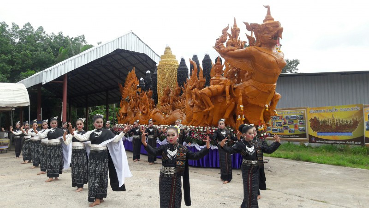 สุดอลังการหนึ่งเดียวในโลก!! อบต.กุดลาด จ.อุบลราชธานี ประกอบพิธีพราหมณ์บวงสรวงเอาฤกษ์เอาชัย แห่ต้นเทียนทองคำ ออกโชว์นักท่องเที่ยว (มีคลิป)