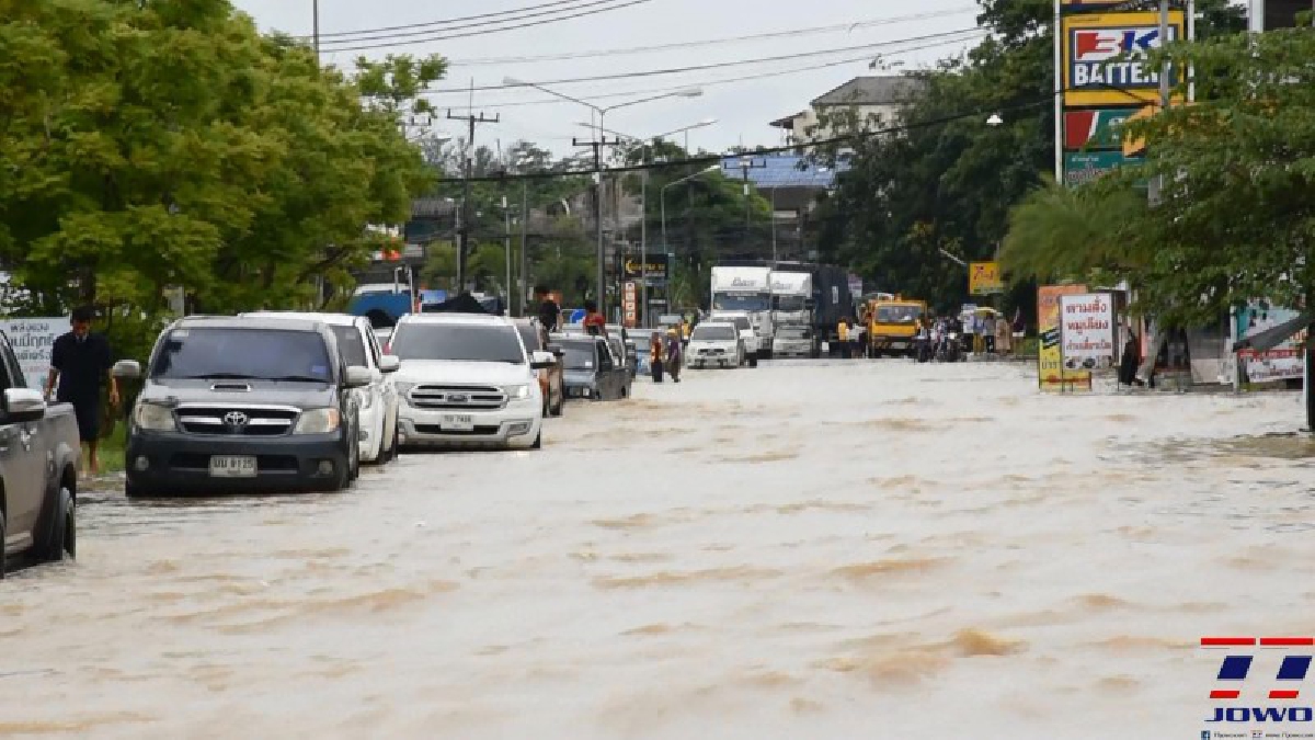 จันทบุรี เกิดเหตุน้ำท่วมขังหลายพื้นที่ หลังจากฝนที่ตกหนัก ขณะ ปภ.เตือนประชาชนริมคลองน้ำใส ขนของขึ้นที่สูง (มีคลิป)