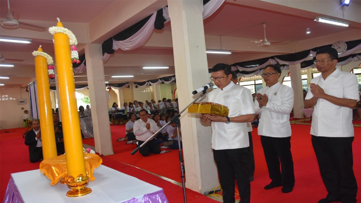 ผวจ.ศรีสะเกษ นำประชาชน ถวายเทียนพรรษา เนื่องในเทศกาลวันอาสาฬหบูชาและวันเข้าพรรษา ประจำปี 2560
