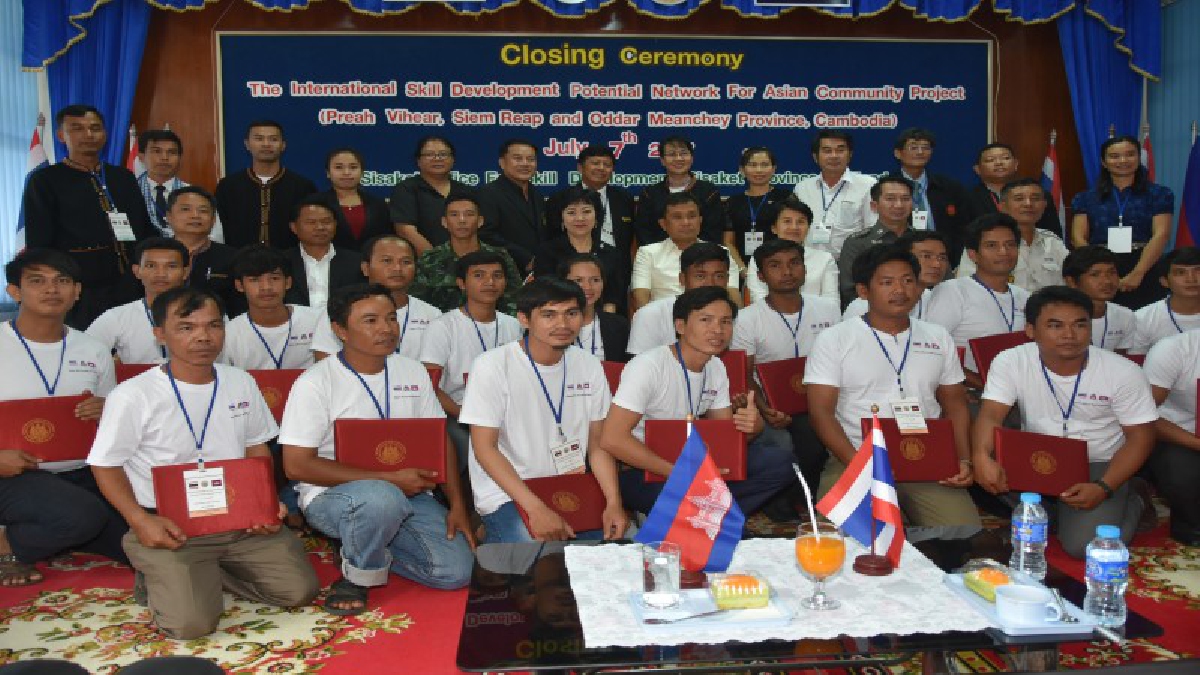 รอง ผวจ.ศรีสะเกษ มอบวุฒิบัตรผู้ผ่านการอบรมโครงการพัฒนาศักยภาพ กลุ่มเครือข่ายแรงงานนานาชาติ รองรับประชาคมอาเซียน