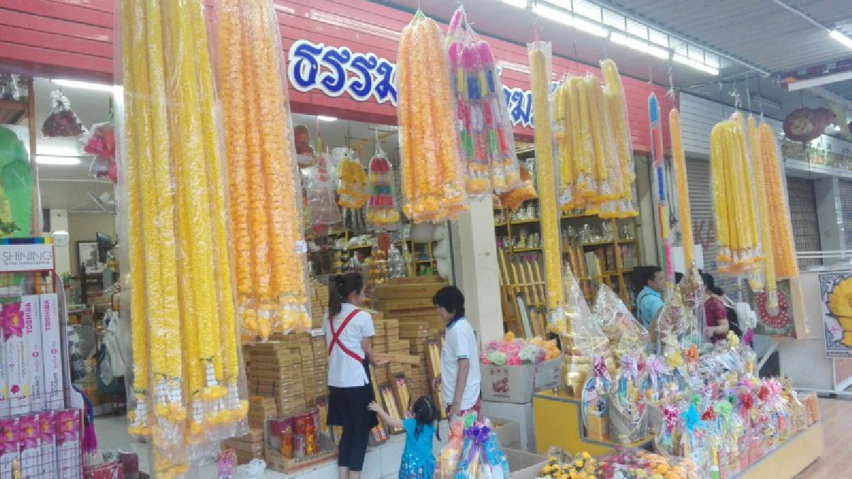 พ่อค้าสังฆทานครวญ ยอดซื้อเทียนพรรษา-ผ้าอาบน้ำฝน ดิ่งเหวคาดสาเหตุพิษเศรษฐกิจ เผยยอดจำหน่ายเทียนพรรษาลดลงกว่าปีที่ผ่านมา (มีคลิป)