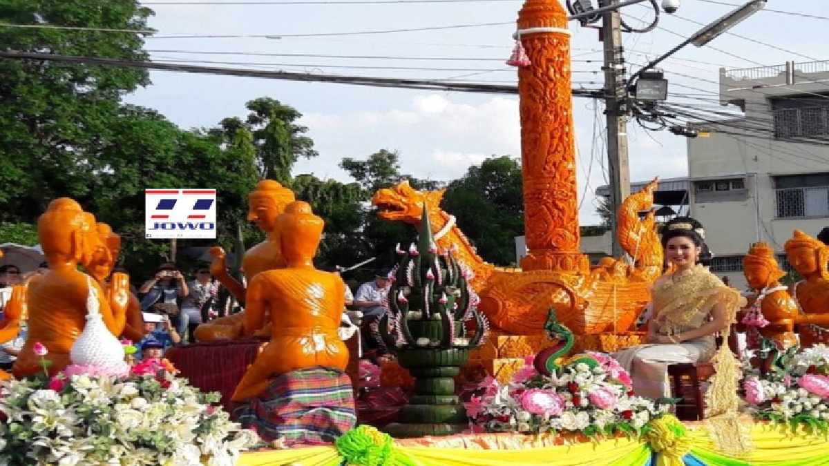 ยิ่งใหญ่วิจิตรตระกานตา!! งานแห่เทียนพรรษาพร้อมขบวนฟ้อนรำ ของชาวสุรินทร์เพื่ออนุรักษ์สืบสานขนบธรรมเนียมประเพณีที่มีมาช้านาน(คลิป)