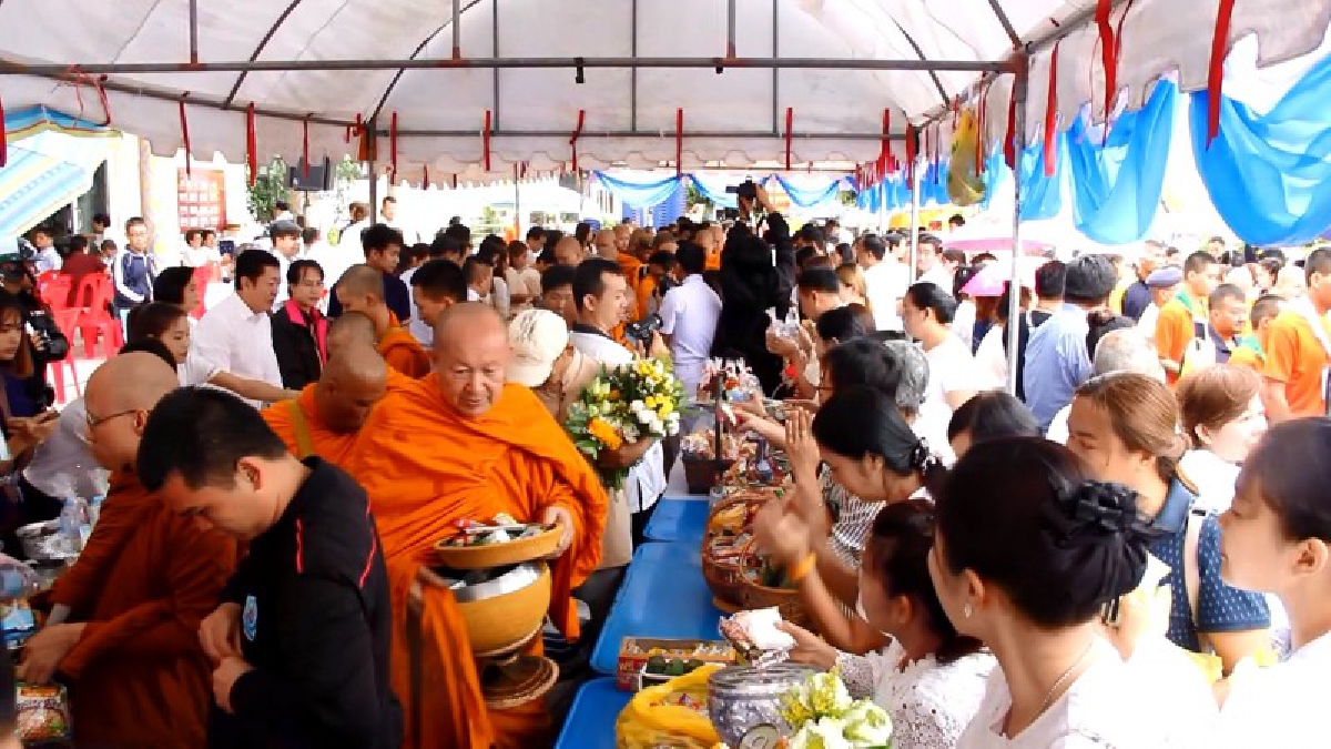 อิ่มบุญ...สุขใจ!! พุทธศาสนิกชน แห่ร่วมกันทำบุญตักบาตร เนื่องในวันอาสาฬหบูชา และวันเข้าพรรษา ประจำปี 2560 กันอย่างเนืองแน่น (มีคลิป)