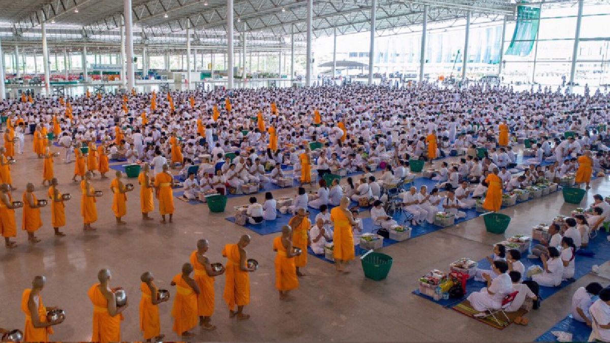 อิ่มบุญ...อิ่มใจ!! ปชช.นุ่งขาว ตักบาตรพระสงฆ์-สามเณร 2,000 รูป ในวันอาสาฬหบูชาที่วัดพระธรรมกาย