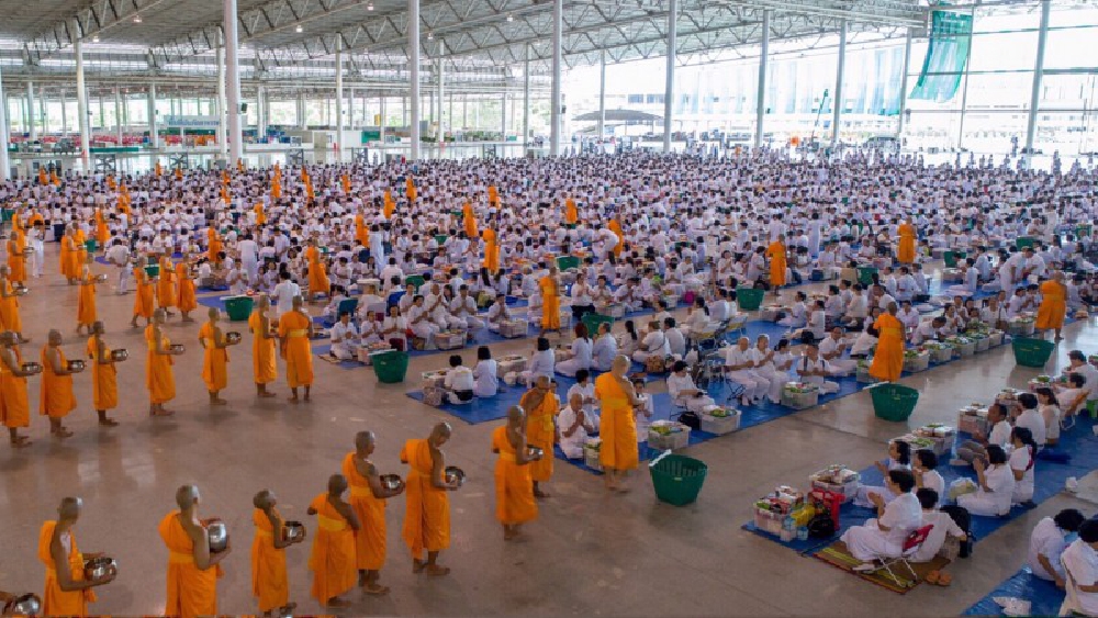 อิ่มบุญ...อิ่มใจ!! ปชช.นุ่งขาว ตักบาตรพระสงฆ์-สามเณร 2,000 รูป ในวันอาสาฬหบูชาที่วัดพระธรรมกาย
