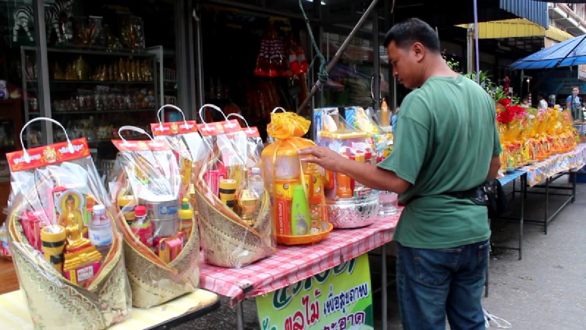 เงียบเหงาสาุดๆ!! เจ้าของร้านสังฆภัณฑ์ ถึงกับเซ็ง บ่นเข้าพรรษาปีนี้ ขายของไม่ดีเหมือนปีก่อน!?
