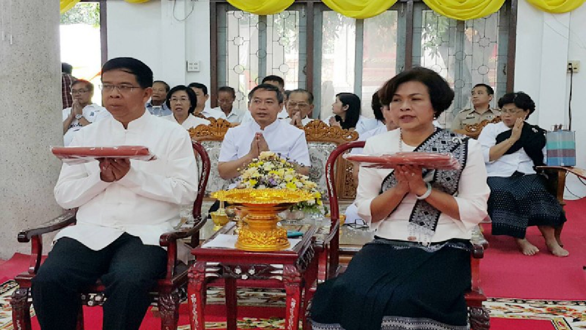 มุกดาหาร!! ชาวไทย &ndash; ลาว ร่วมทำบุญตักบาตร ในวันอาสาฬหบูชา และเทศกาลเข้าพรรษา เพื่อถวายเป็นพุทธบูชา (มีคลิป)