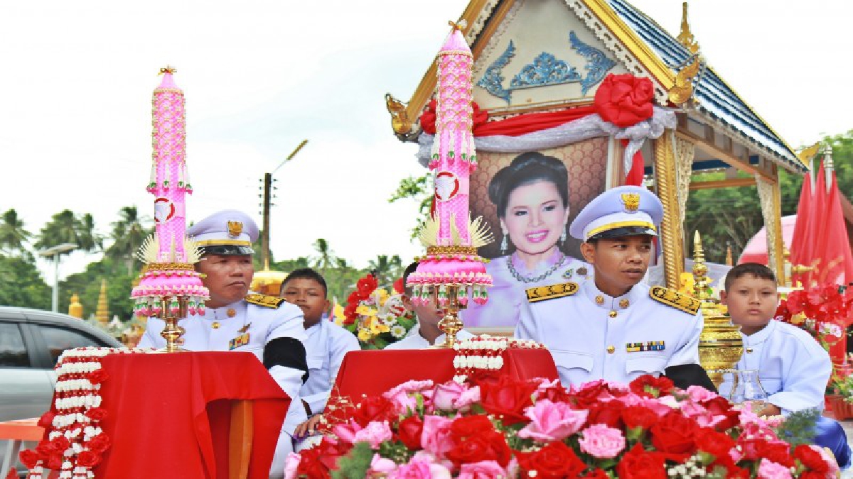 ชุมพร - อัญเชิญเทียนพรรษาพระราชทาน ในทูลกระหม่อมหญิงอุบลรัตนฯ เนื่องในวันอาสาฬหบูชา และเทศกาลเข้าพรรษา ถวายวัดพระบรมธาตุสวี (มีคลิป)