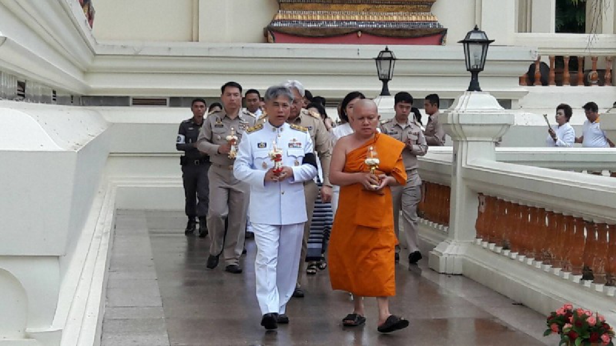 หนองคาย!! ผู้ว่าฯ นำพุทธศาสนิกชน ร่วมประกอบพิธีถวายเทียนจำนำพรรษา โคมประทีปพระราชทาน ในทูลกระหม่อมหญิงอุบลรัตนฯ (มีคลิป)